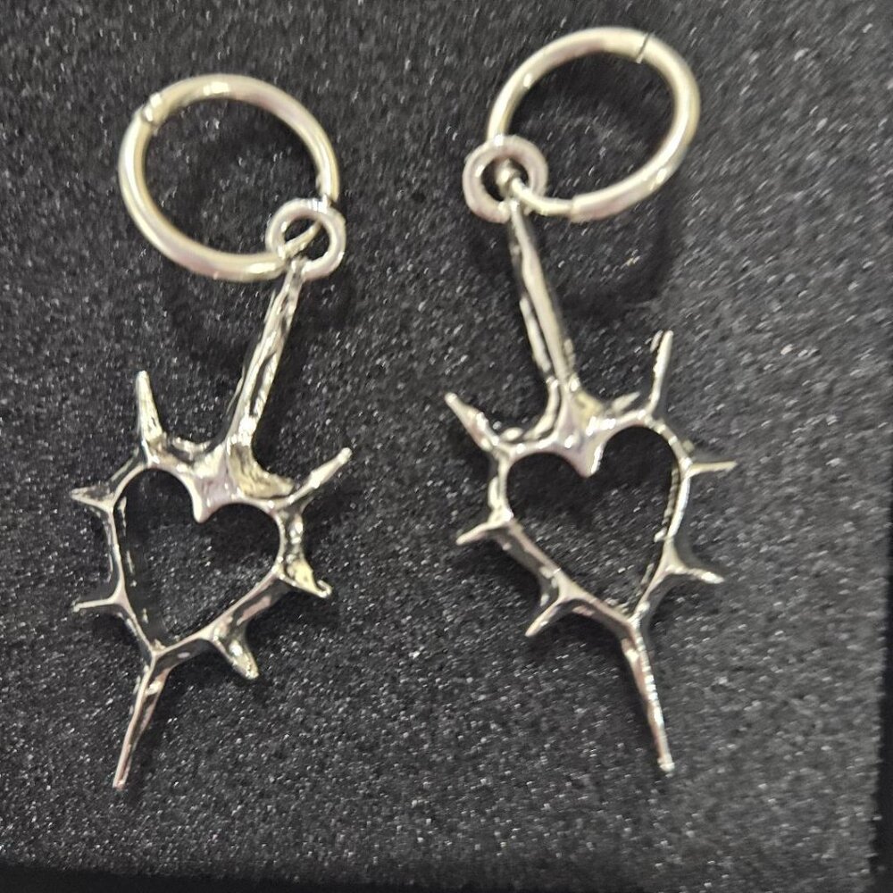 New GOTH SILVER HEART W ROSE BRIER THORNS DANGLE DROP EARRINGS  (NWOT) JEWELRY - Picture 2 of 4